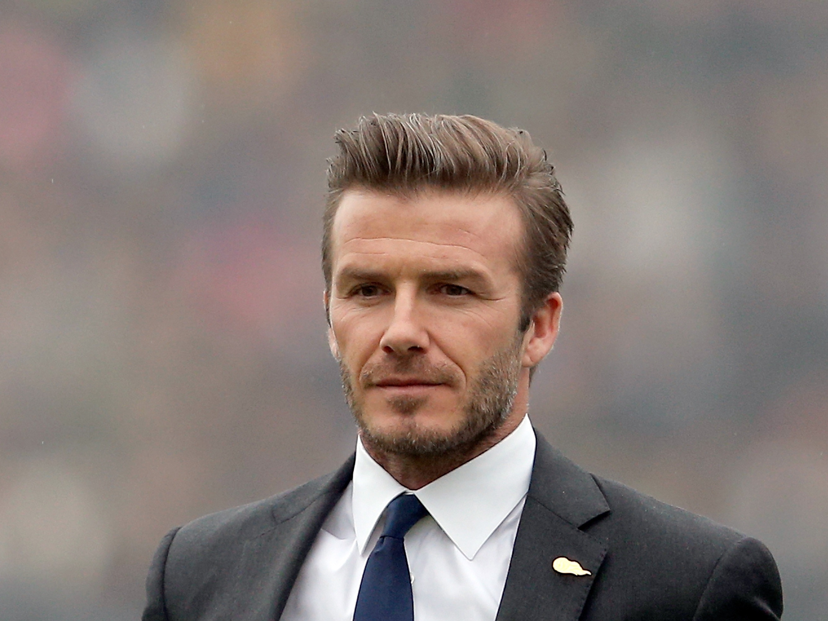 David Beckham nhan giai thuong tu UEFA hinh anh