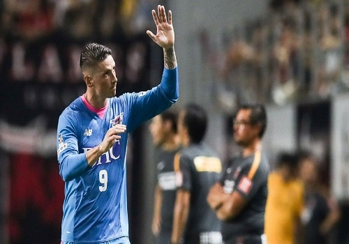 Torres ghi ban dau tien tren dat Nhat Ban, danh bai Iniesta hinh anh