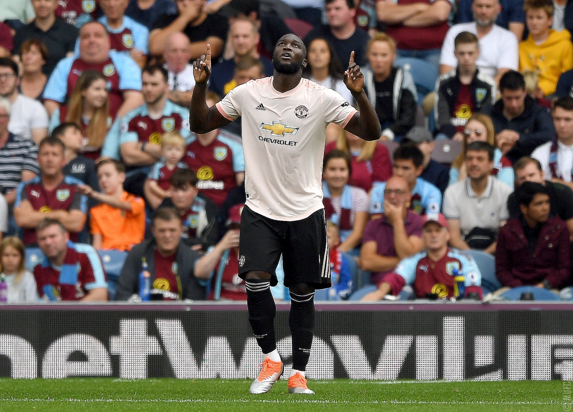 MU thang Burnley 2-0: May ma Mourinho con Lukaku hinh anh