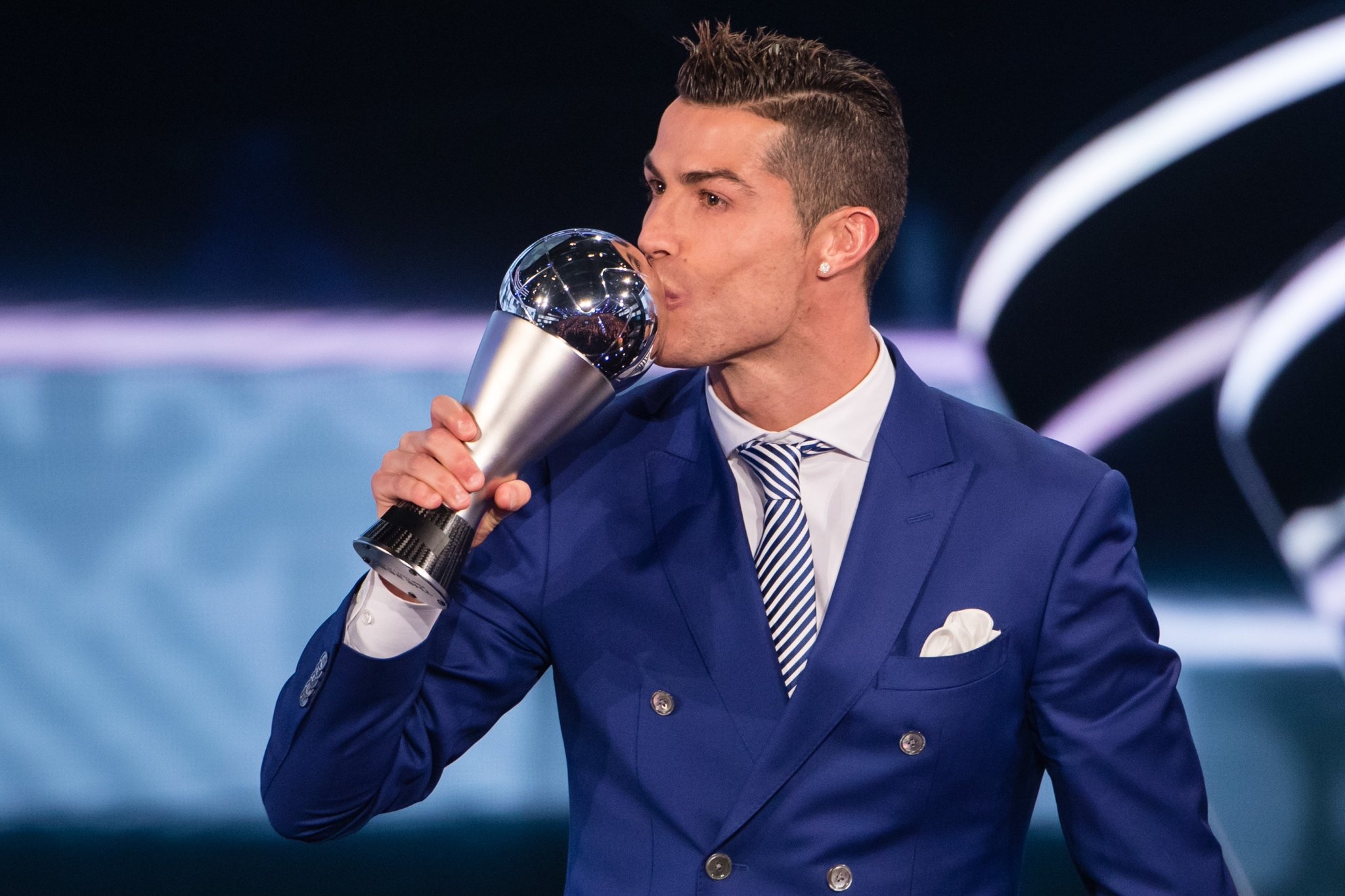 Ronaldo khong toi du le trao giai 'The Best' hinh anh