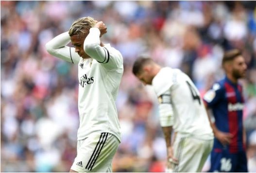 Real Madrid vs Levante (1-2): Doi chu nha lun sau vao khung hoang hinh anh