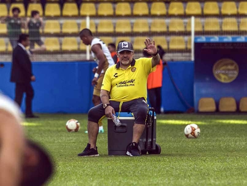 Maradona mất sụn đầu gối, phải dùng chân giả ảnh 1 Maradona mat sun dau goi, phai dung chan gia anh 1