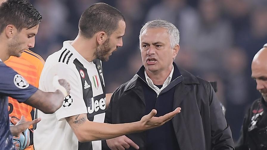 Bonucci noi gian voi HLV Mourinho vi man an mung khieu khich hinh anh