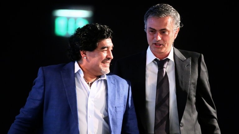 Maradona: 'Mourinho la so mot, Pep huong thanh qua cua Cruyff' hinh anh