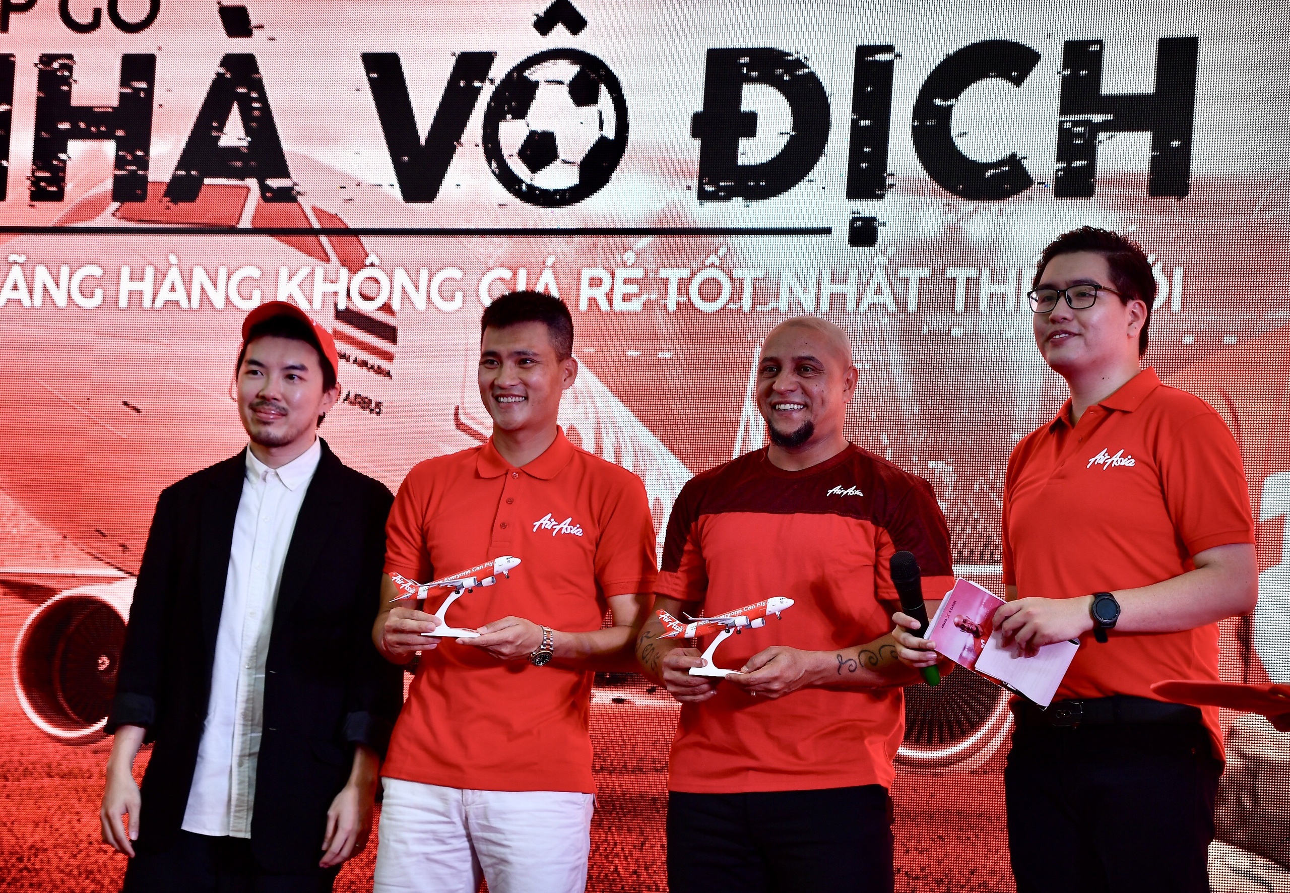 Den My Dinh, Roberto Carlos chuc DT Viet Nam thang Malaysia hinh anh