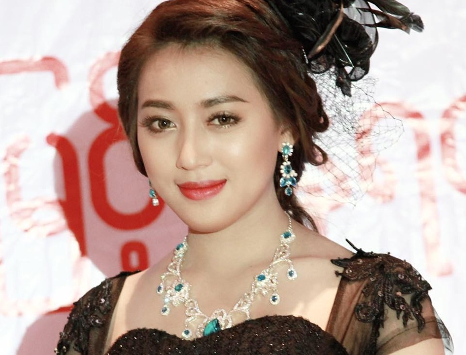 Nhan sac cua ban gai sao Myanmar doi dau tuyen Viet Nam hinh anh