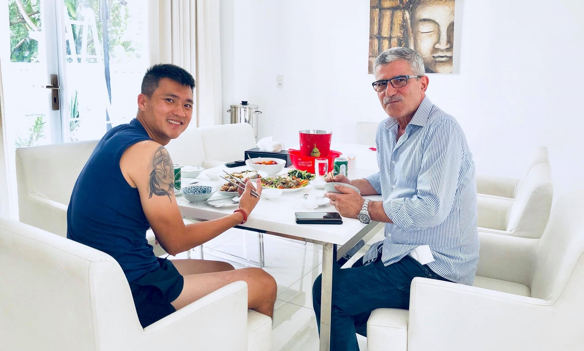 Cong Vinh moi com than mat HLV Calisto ky niem 10 nam vo dich AFF Cup hinh anh