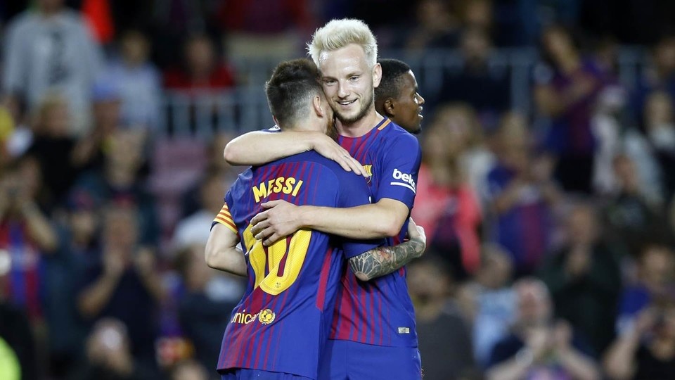 Sao Barca ep HLV phai dung minh trong moi tran sau khi bi cam toi PSG hinh anh