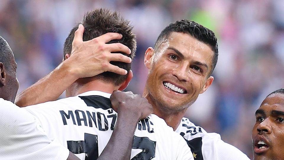 Ronaldo toa sang dua Juventus vao vong 1/8 Champions League hinh anh