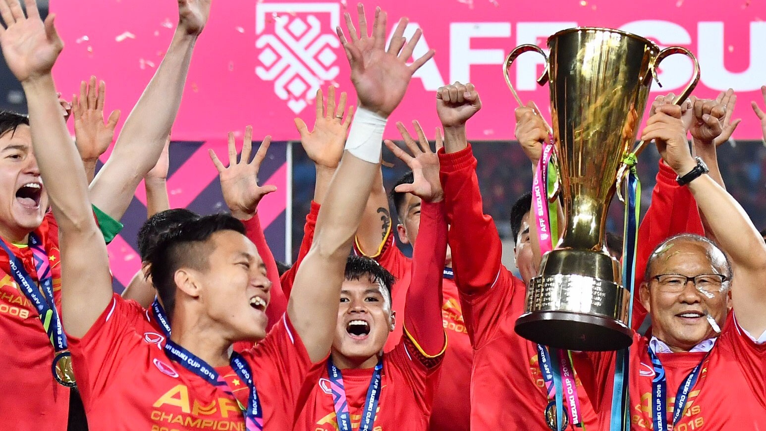 Bao Tay Ban Nha chuc mung tuyen Viet Nam vo dich AFF Cup hinh anh