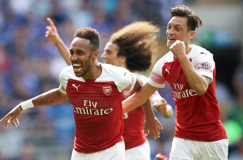 'Song tau' Oezil - Aubameyang toa sang, Arsenal tro lai mach thang hinh anh