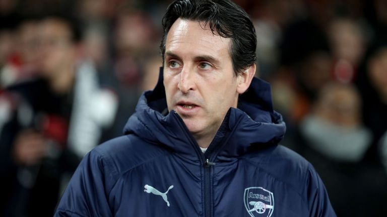 HLV Arsenal bi phat vi sut chai nuoc vao nguoi CDV hinh anh