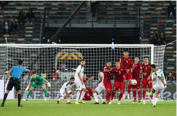 Tai sao Dang Van Lam dung lech trong pha sut phat cua Iraq? hinh anh