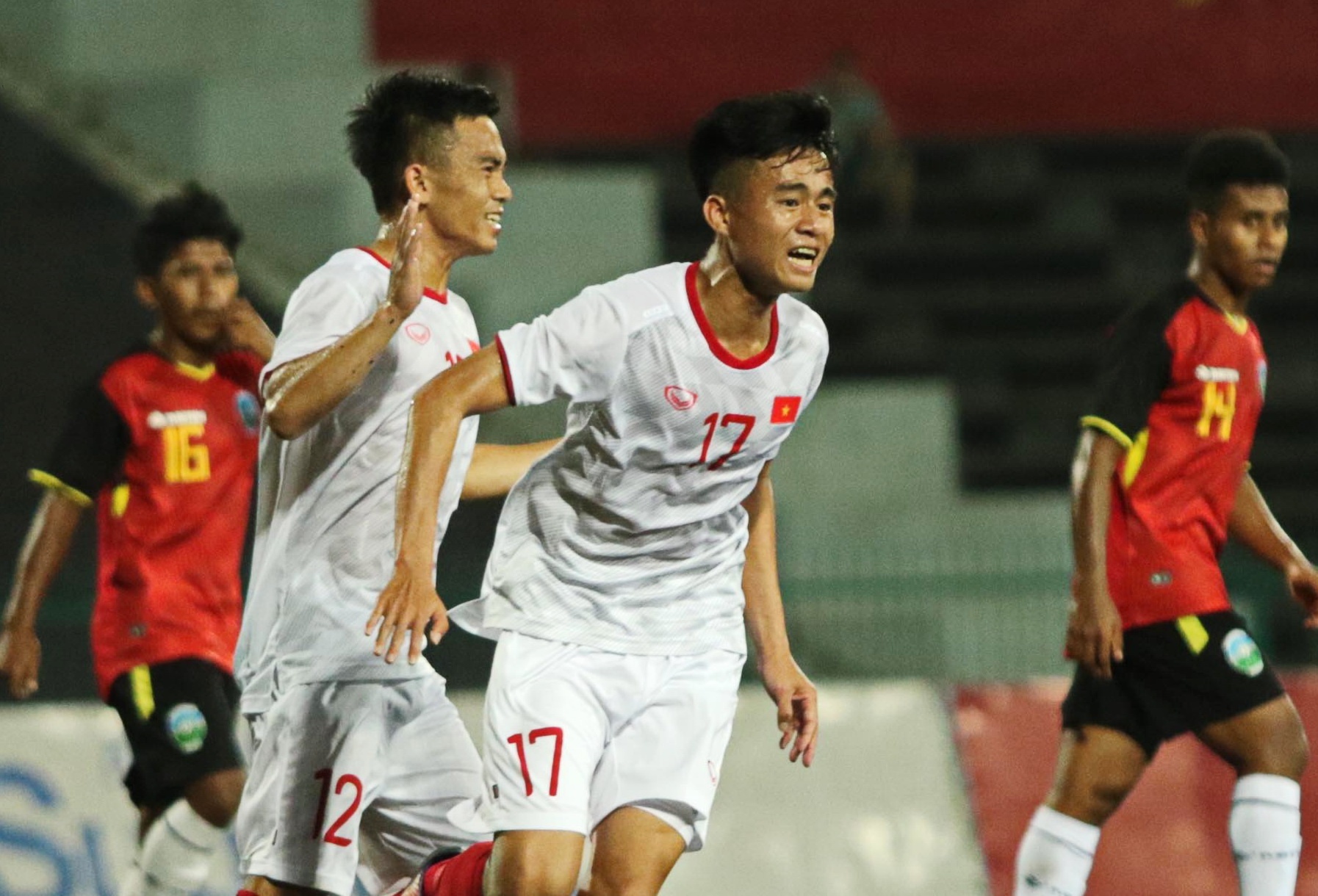 U22 Viet Nam ghi 4 ban, gianh quyen vao ban ket cup Dong Nam A hinh anh