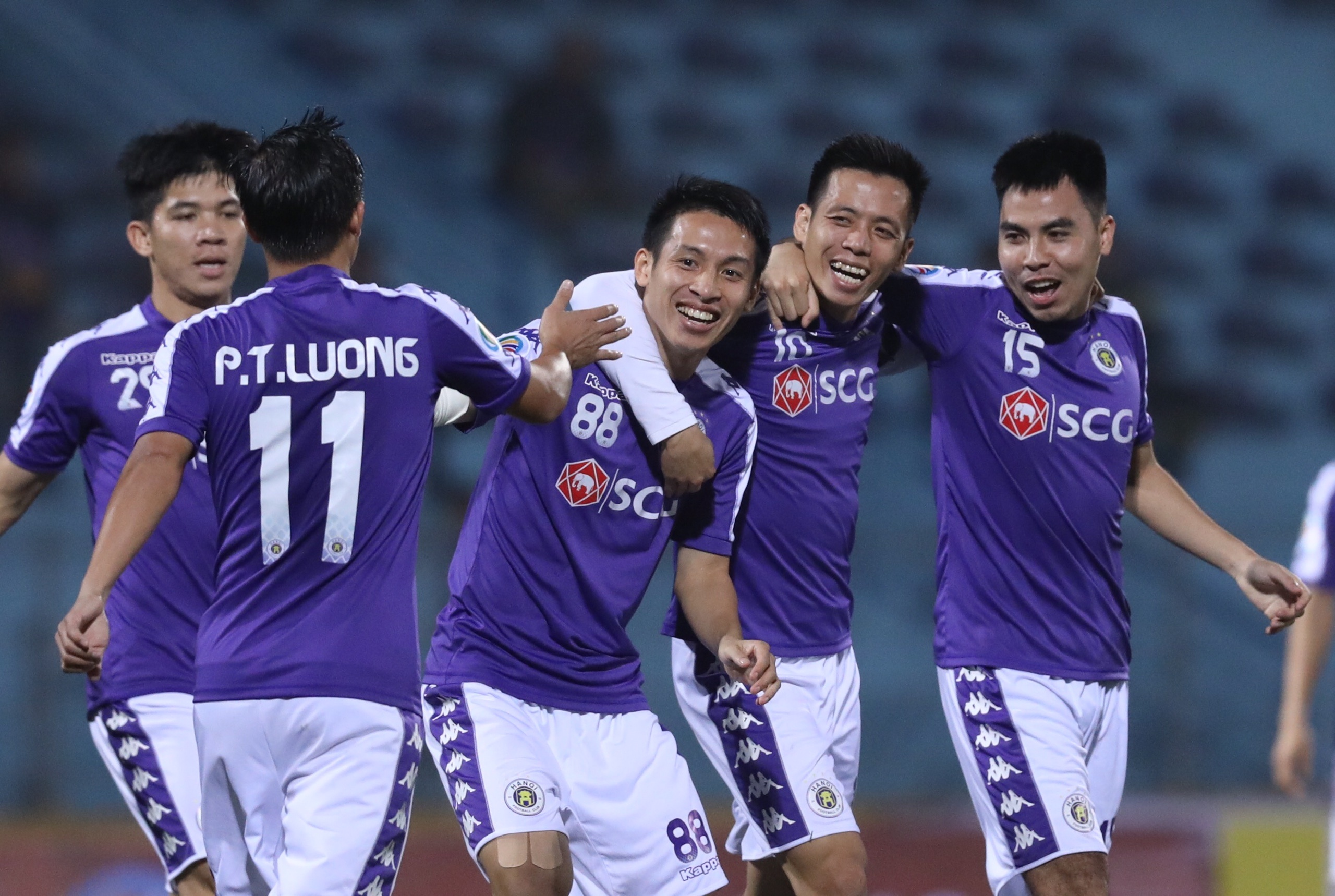 Bo khung tuyen Viet Nam toa sang, CLB Ha Noi thang Nagaworld 10-0 hinh anh