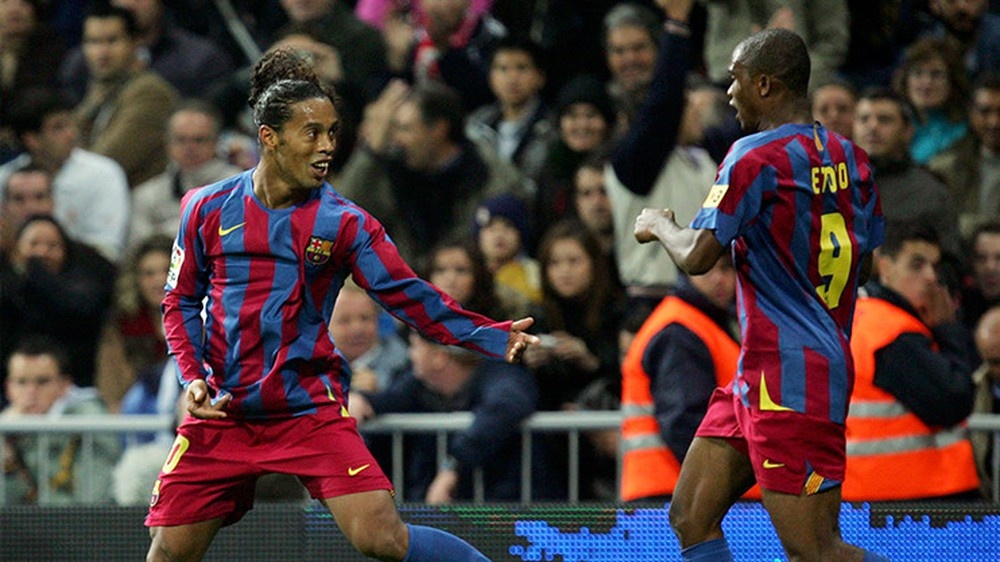 Ronaldinho toa sang, Barca vui dap Real 3-0 ngay tai Bernabeu hinh anh