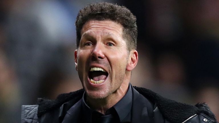 An mung phan cam, HLV Simeone co the nhan an phat nang tu UEFA hinh anh