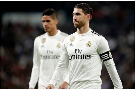 Real Madrid gio chi la doi bong hang hai so voi Barca hinh anh