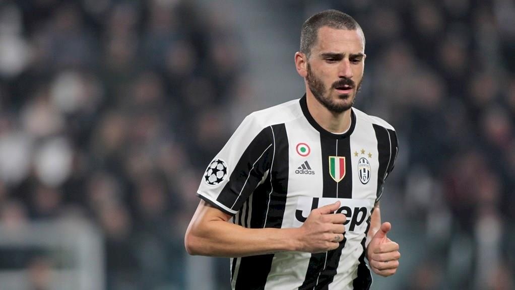 Bonucci nhan mua chi trich vi khong bao ve sao tre Juventus hinh anh