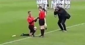 Tro ly trong tai cau hon nhau ngay tren san bong o Romania hinh anh