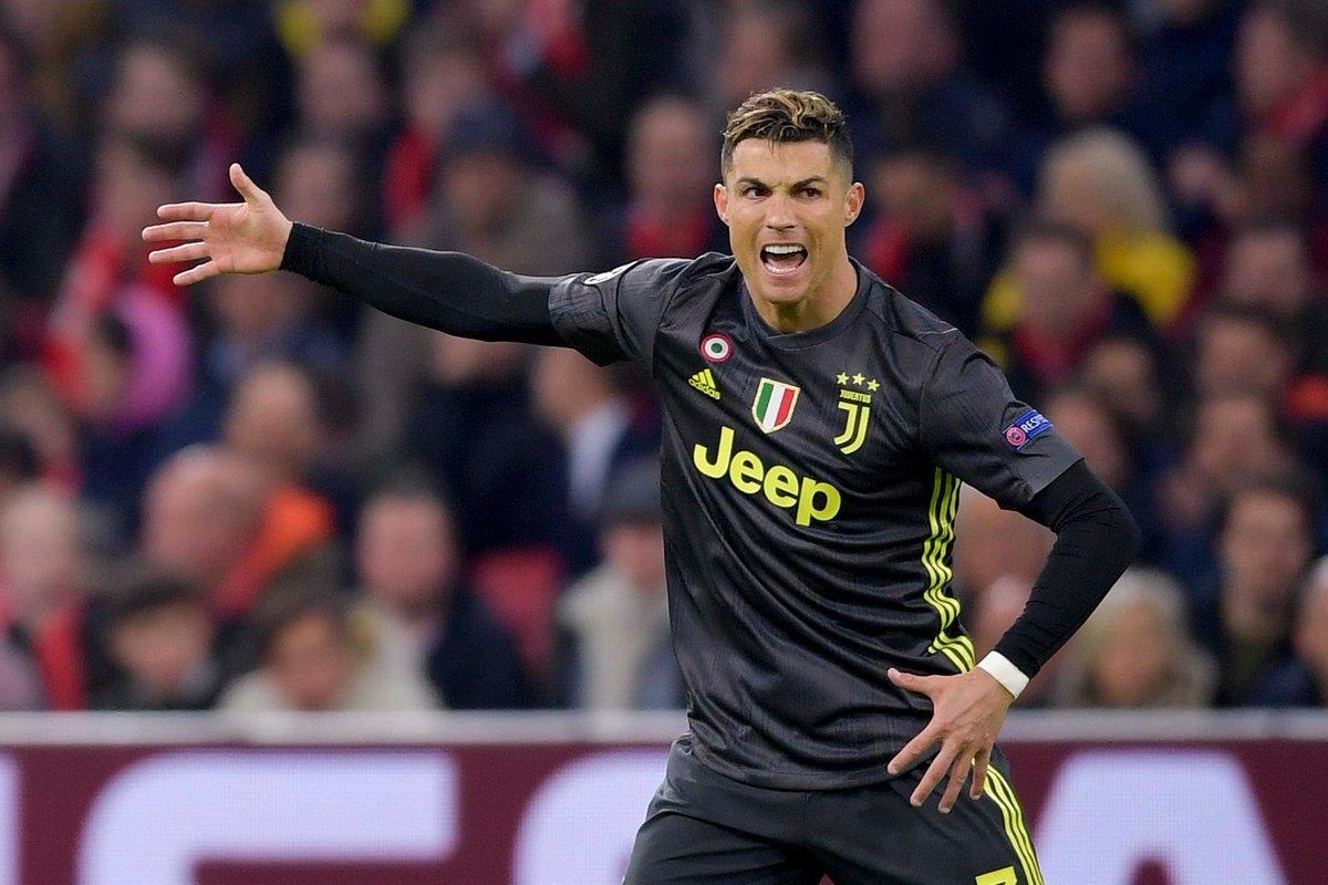 Doi truong Ajax: 'Ronaldo la manh thu trong vung cam' hinh anh