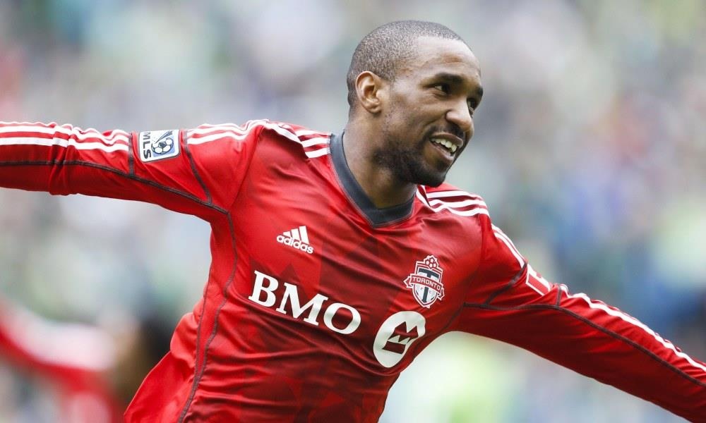 Defoe gianh da phat va an mung khi dong doi ghi ban hinh anh