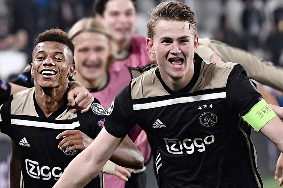 Ajax hoi sinh tu bo vuc bang phep mau cua Johan Cruyff hinh anh