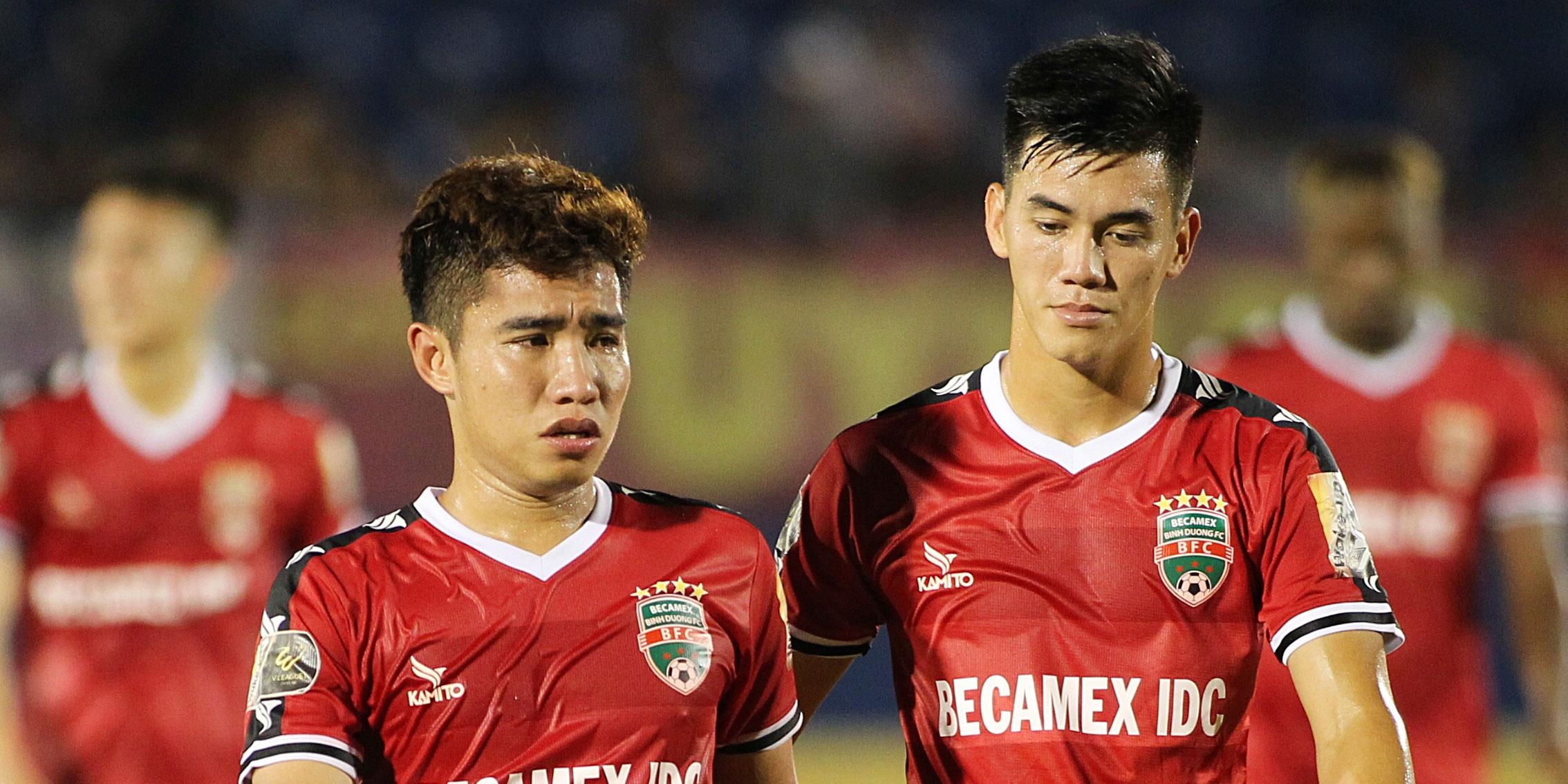 Cau thu Binh Duong khoc, guc xuong san khi CLB Ha Noi go hoa phut 90+5 hinh anh