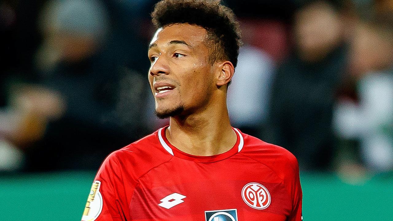 Cau thu mat tri nho ngay tren san nhung van ghi ban hinh anh