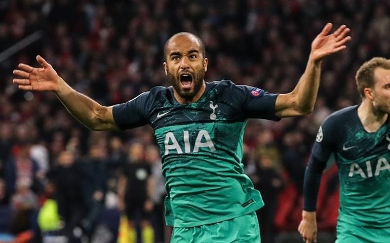 Cau thu Tottenham an mung cuong nhiet sau chien thang lich su hinh anh