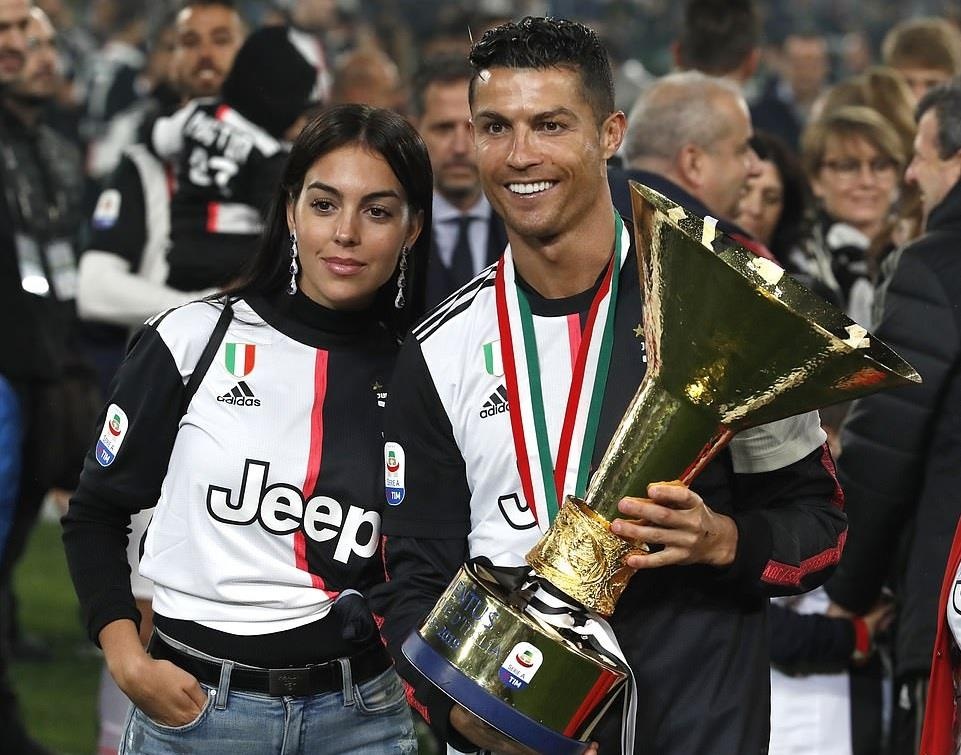 Ronaldo rang ro khi nhan cup vo dich Serie A cung Juventus hinh anh