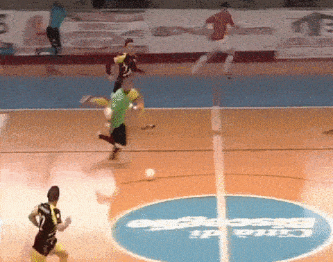 Thu mon futsal ghi ban sau khi chay mot mach tu san nha hinh anh