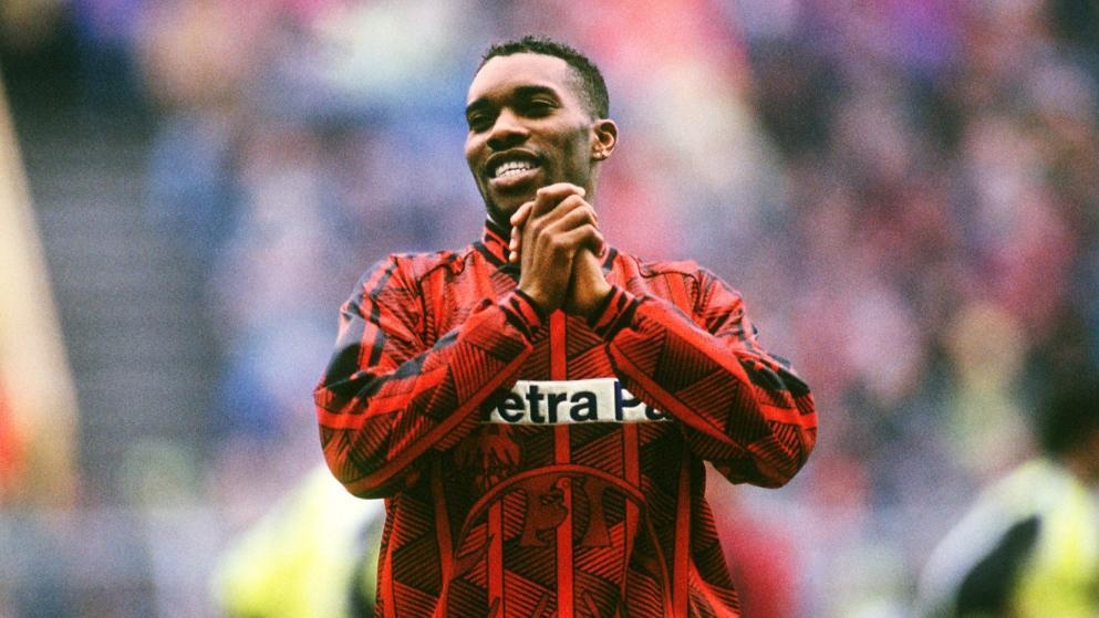 Khoanh khac Jay-Jay Okocha bien Oliver Kahn thanh 'ga he' hinh anh