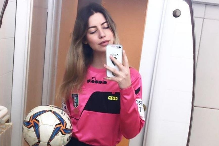 Cau thu 14 tuoi bi cam thi dau vi tut quan truoc nu trong tai hinh anh