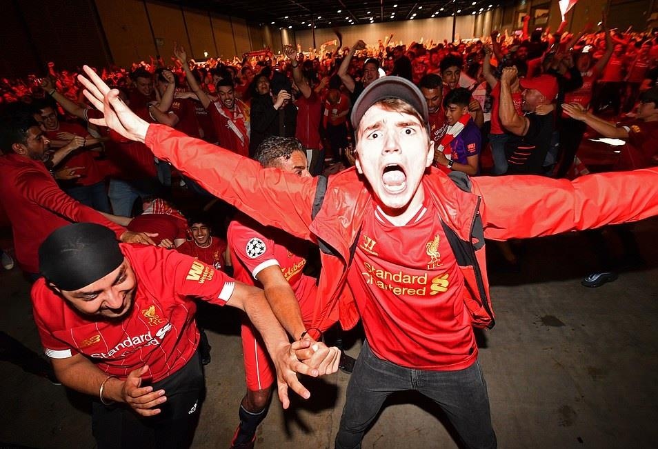 CDV Liverpool vo oa cam xuc sau khi The Kop len dinh chau Au hinh anh
