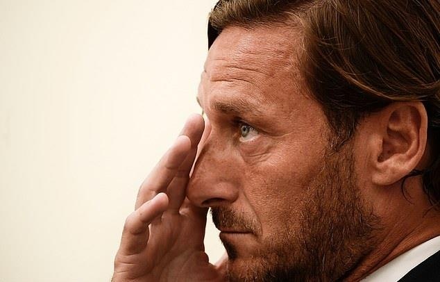 Totti bat khoc trong ngay chia tay AS Roma hinh anh