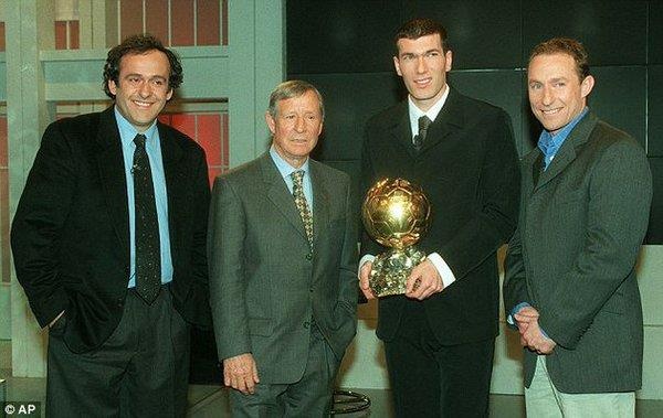 Platini bi bat anh 3