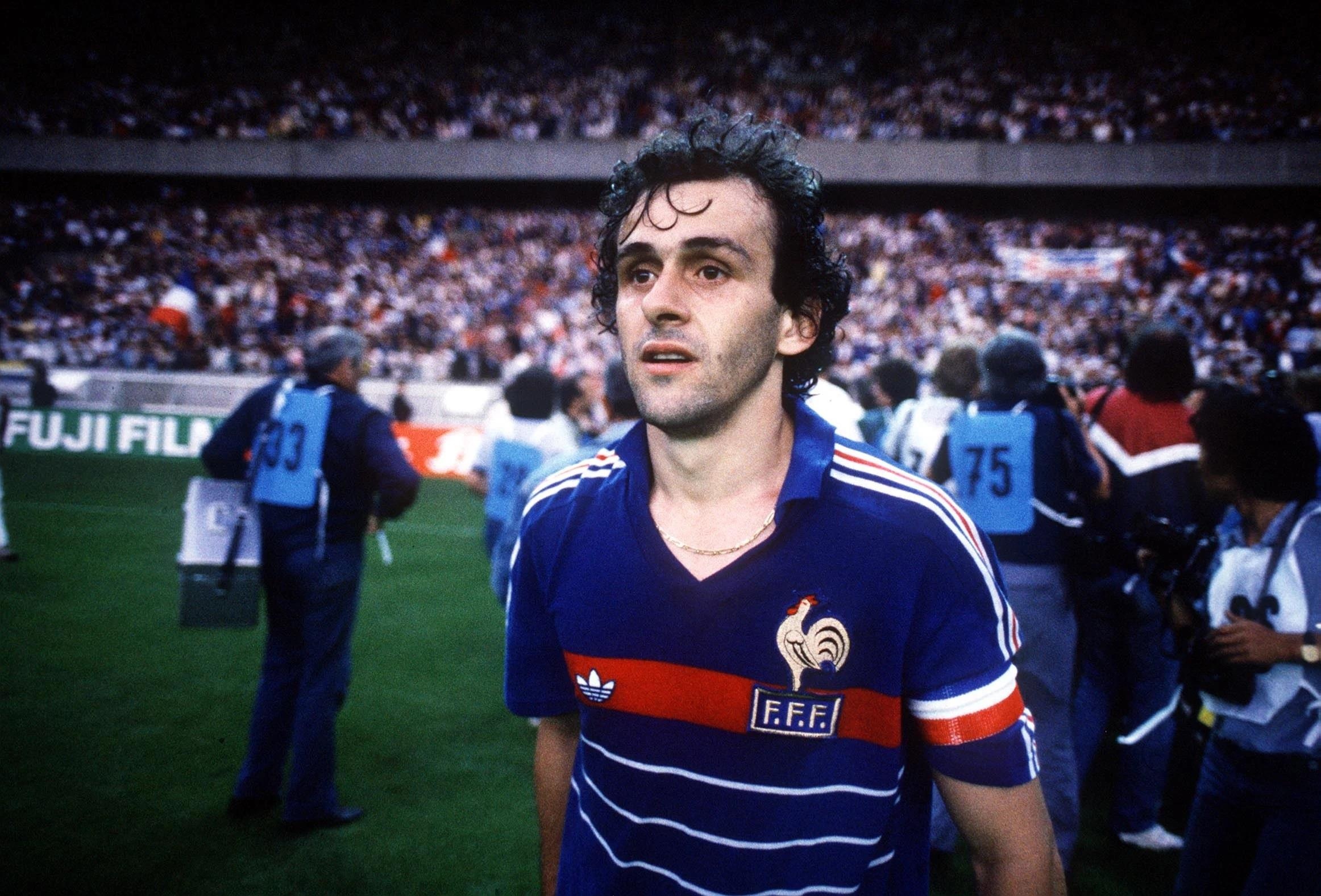 Platini bi bat anh 1