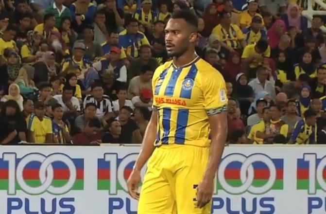 Cau thu sut phat ghi ban tu san nha tai Malaysia hinh anh