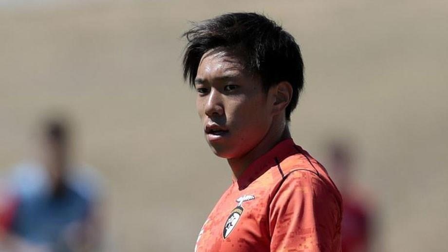 Cau thu volley ghi ban tu sat duong bien tai Nhat Ban hinh anh