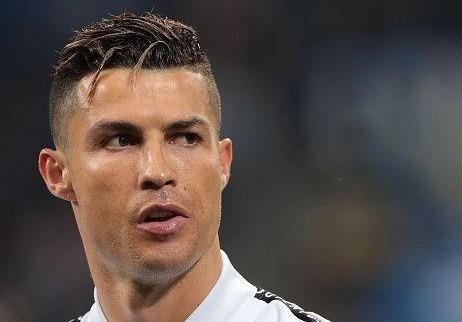 Ronaldo bi tay chay va thoi khinh re bong da chau A hinh anh