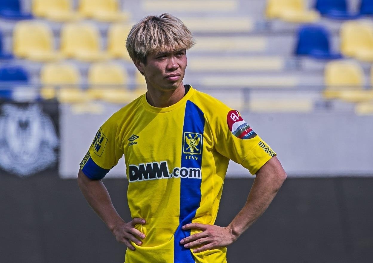 Cong Phuong co pha kien tao trong tran thua cua Sint-Truidense hinh anh