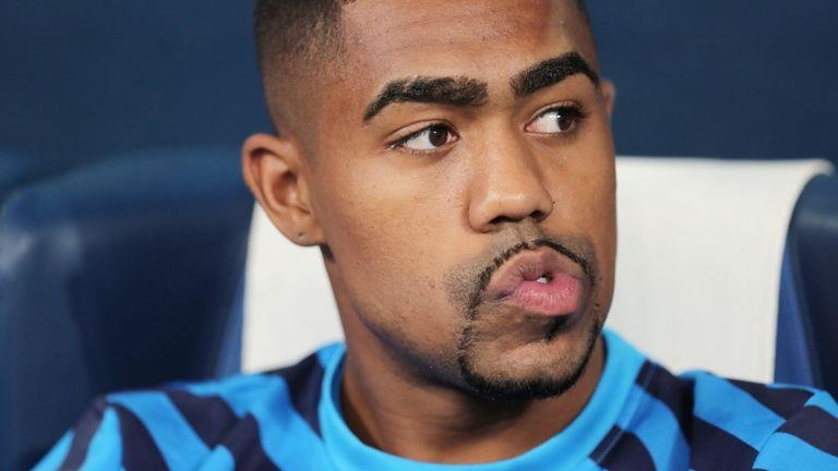 Trong tai nen gian khi bi cuu sao Barca da bong thang vao nguoi hinh anh