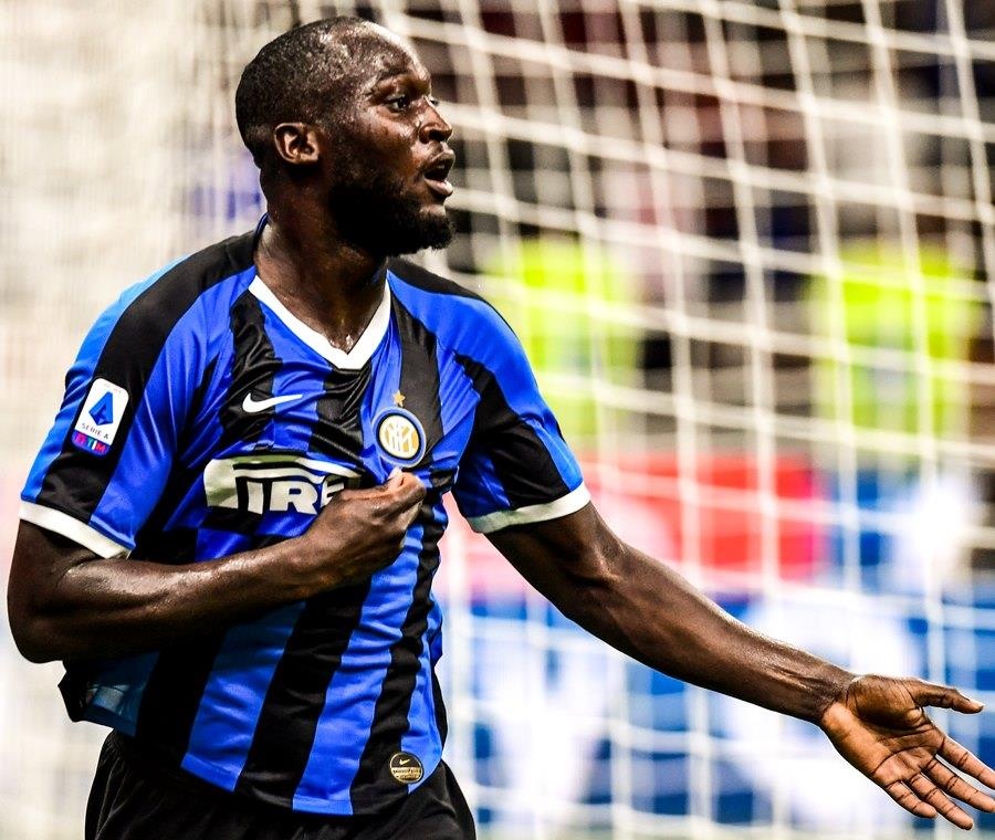 Lukaku danh bai Ronaldo anh 1