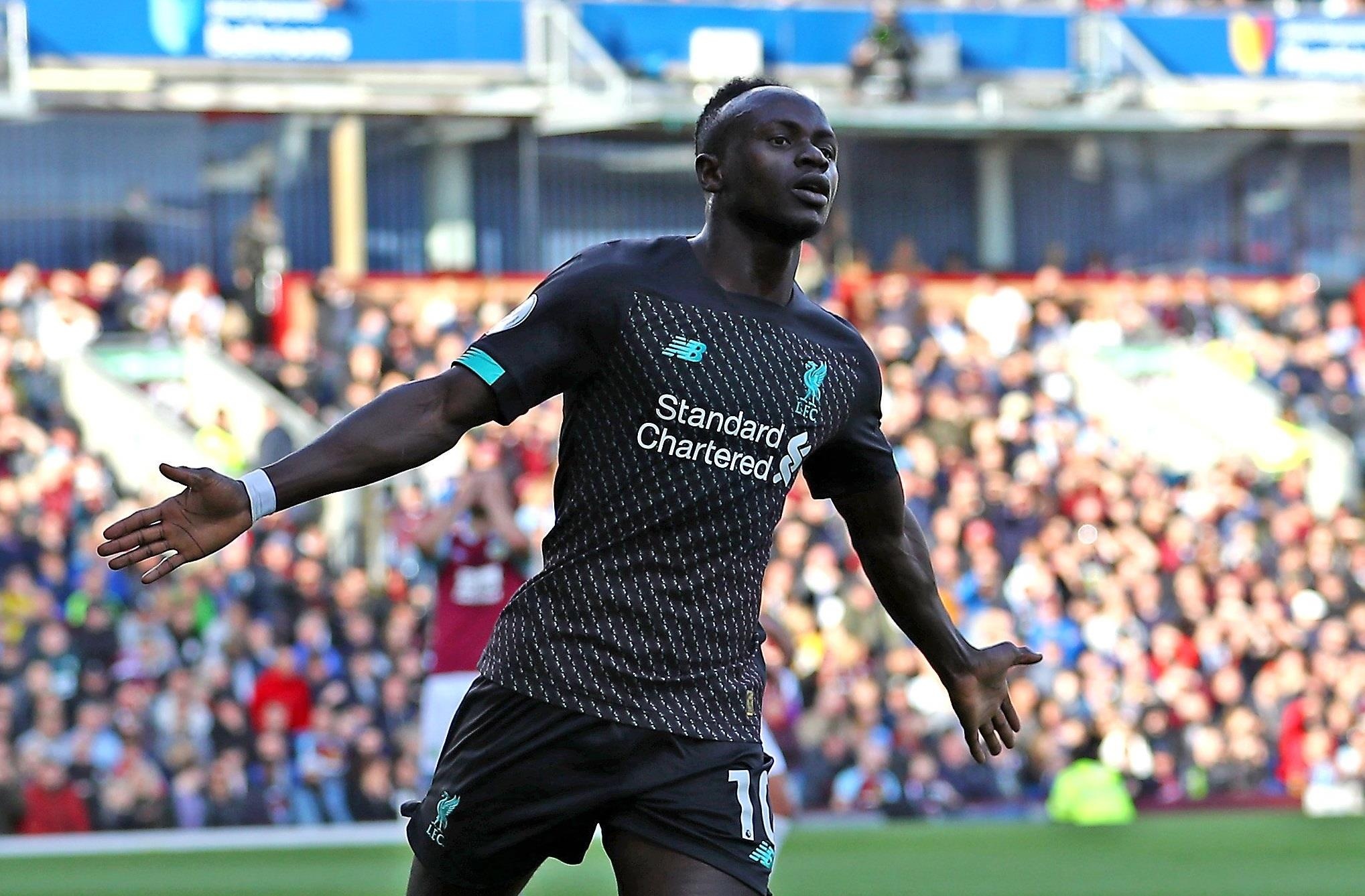 Thang Burnley, Liverpool doi lai ngoi dau tu tay Man City hinh anh