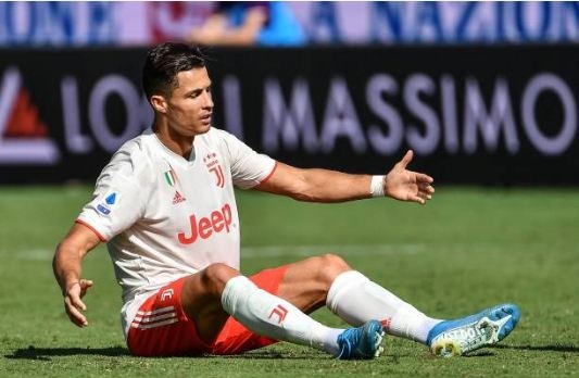 Ronaldo choi that vong trong ngay Juventus mat diem hinh anh