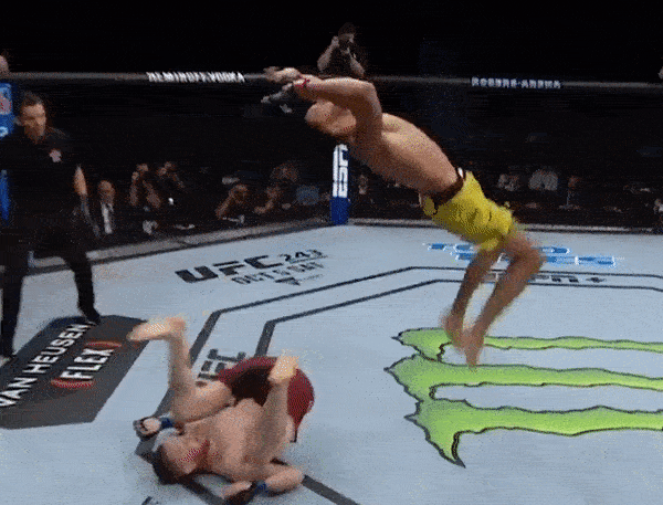 Vo si UFC nhao lon truoc doi thu va cai ket bat ngo hinh anh