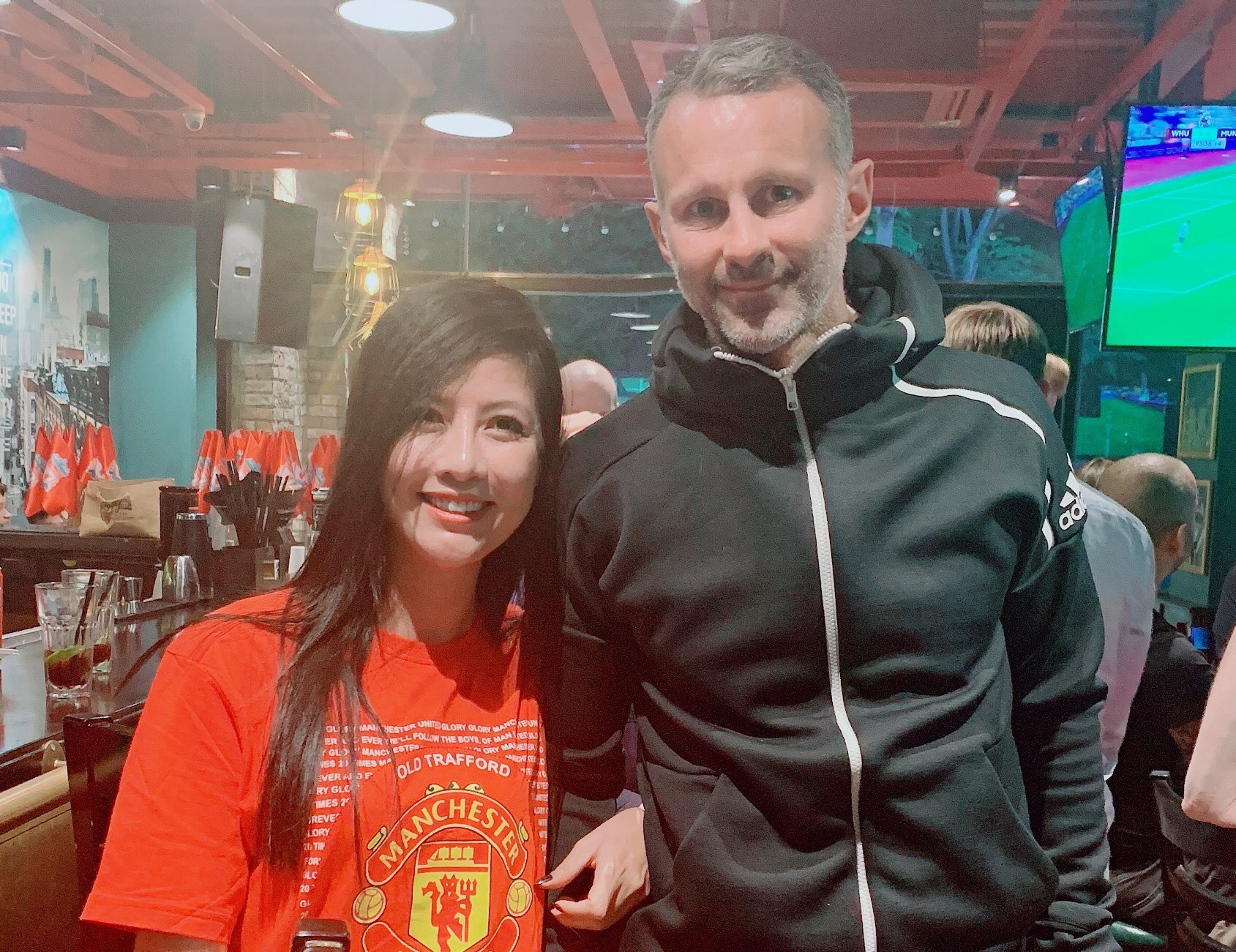 Ryan Giggs chup anh cung fan tai Ha Noi hinh anh