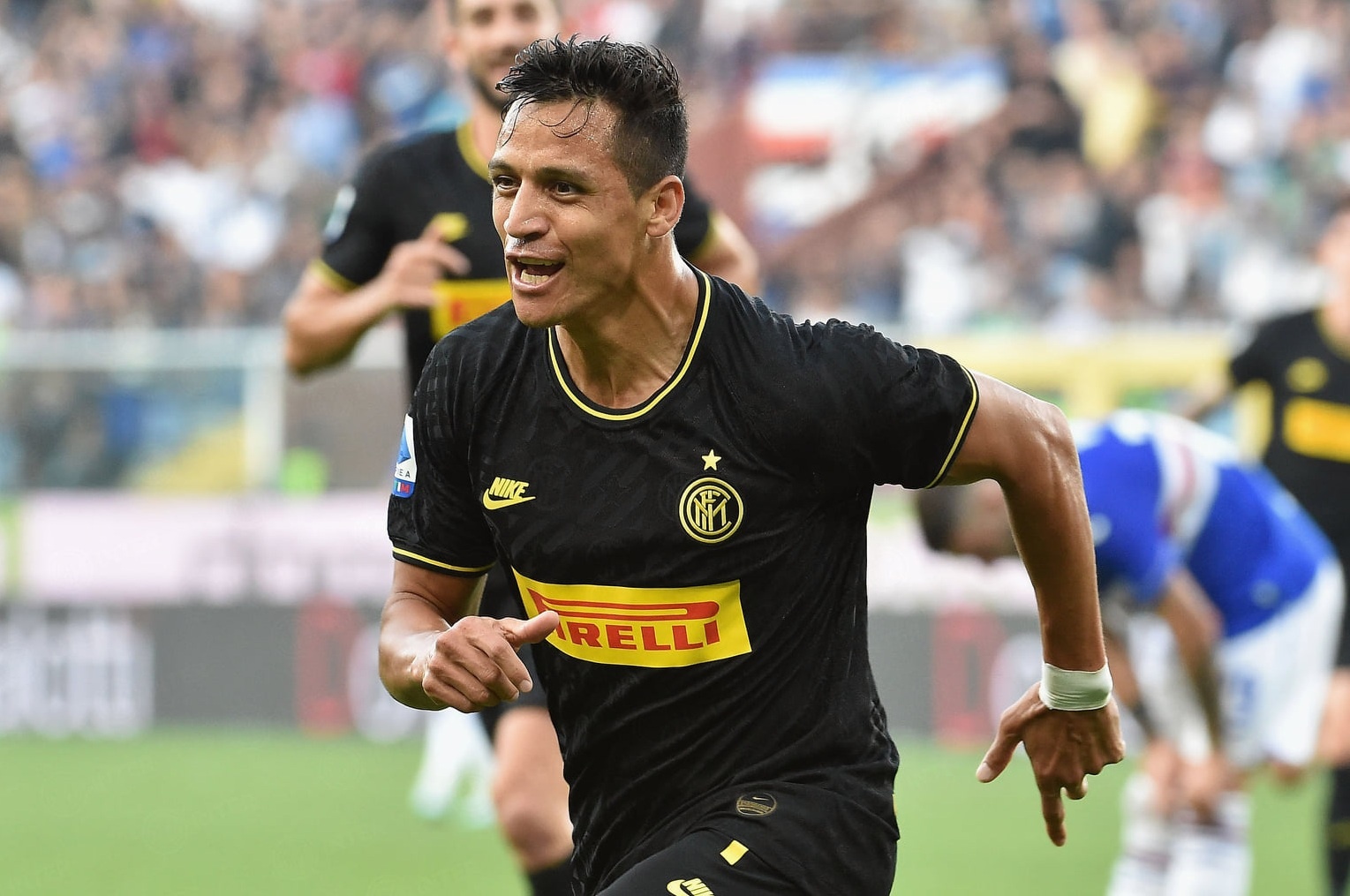 Sanchez ghi ban va nhan the do, Inter van vuot mat Juventus hinh anh