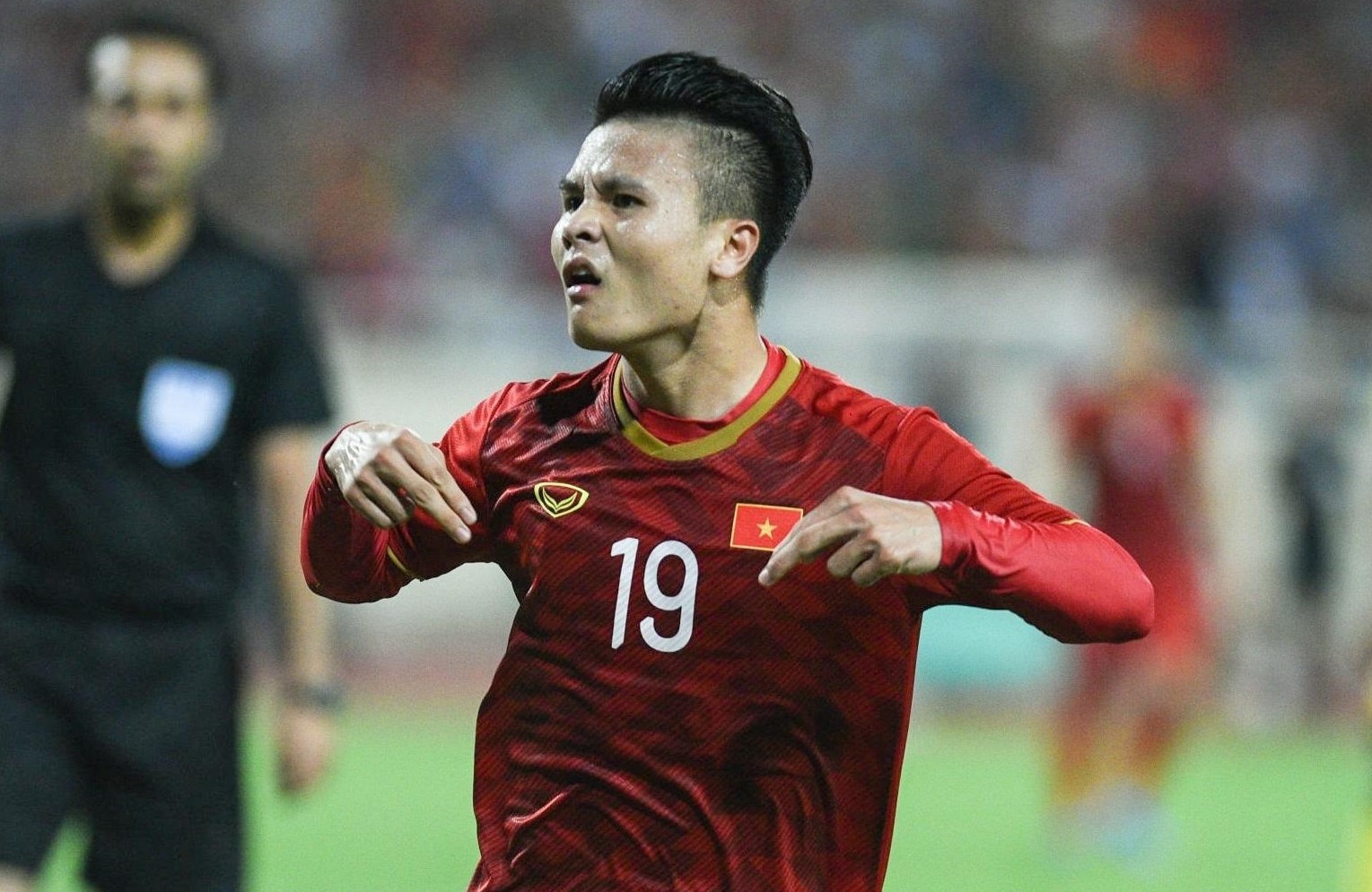 CDV quoc te khen Quang Hai sau pha ghi ban vao luoi Malaysia hinh anh